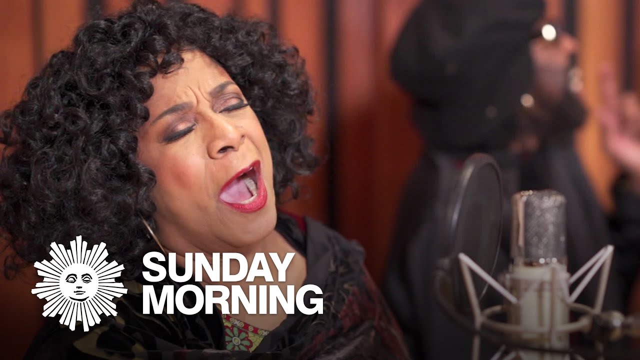 Picture of Merry Clayton singing